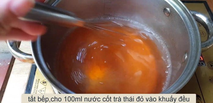 Cho 100ml nước cốt trà vào hỗn hợp rau câu, khuấy đều, đổ vào khuôn và để nguội.