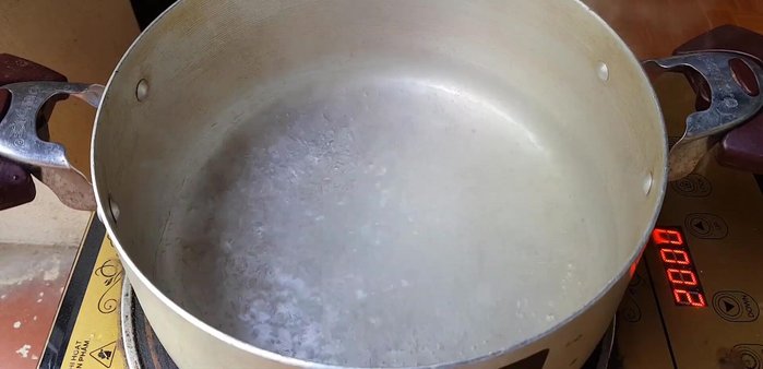 Luộc trân châu: Đun sôi 1,5 lít nước, cho 200g trân châu vào luộc 15-20 phút (hoặc 30 phút nếu trân châu đông lạnh).