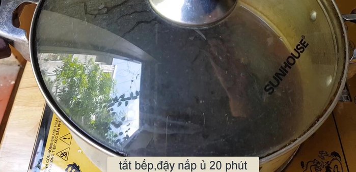 Ướp trân châu: Sau khi luộc, ủ trân châu thêm 20 phút. Sau đó, cho trân châu vào 100g đường và 50ml nước, đun sôi rồi đun nhỏ lửa 5 phút cho nước đường sánh lại.