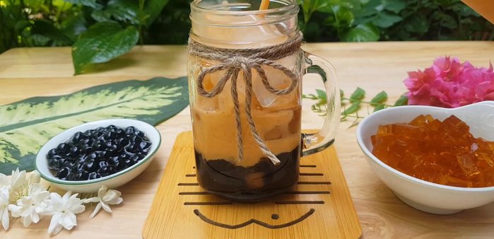 Thành phẩm: Cho trân châu, đá, thạch rau câu vào ly, rót trà sữa lên trên và thưởng thức.