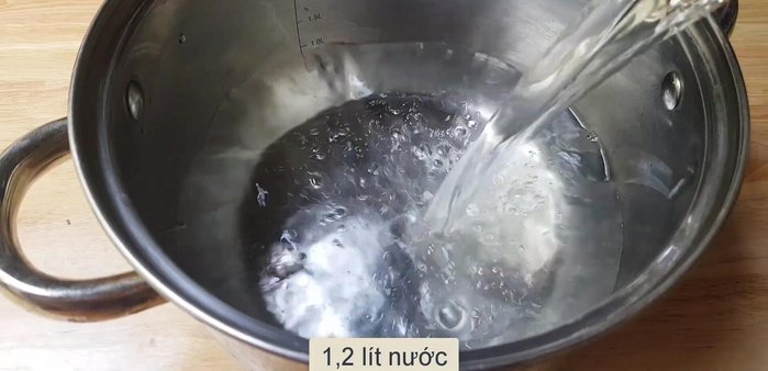 Nấu phần trà sữa: Đun sôi 1,2 lít nước, tắt bếp, cho 25g trà Thái đỏ vào ủ 10-15 phút rồi lọc bỏ bã.