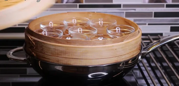 Hấp bánh: Làm nóng chén bánh bèo khoảng 5 phút. Đổ bột vào chén (15-20ml/chén), hấp 12-15 phút cho đến khi bánh nổi lên.