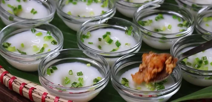 Thành phẩm: Cho mỡ hành, sốt tôm thịt lên bánh bèo, dùng kèm nước mắm.