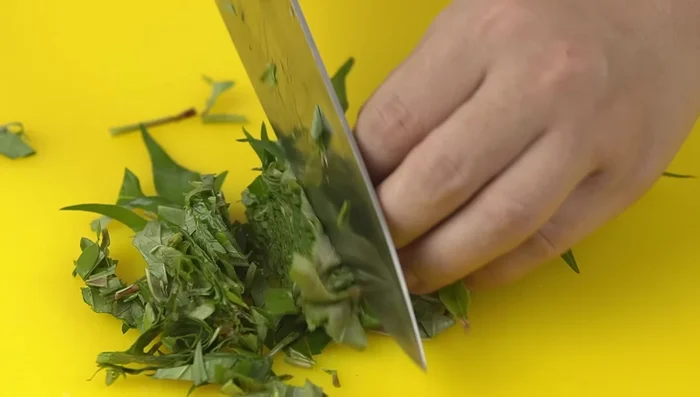 Nhặt rau răm, rửa sạch, thái nhỏ.