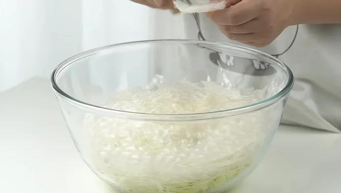 Cắt nhỏ bánh tráng.