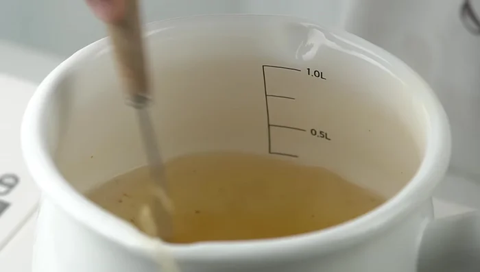 Cho 30g đường, 1 thìa canh muối tôm (và thêm nếu thích), 100ml nước lọc vào nồi. Đun sôi, rồi cho nước quất vào, đun sôi lại, tắt bếp và để nguội.