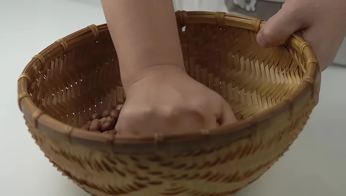 Rang lạc cho giòn thơm (có thể bỏ qua).