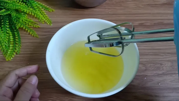 Đánh bông lòng trắng trứng với 3 muỗng canh đường cho đến khi bông cứng. (173.03)