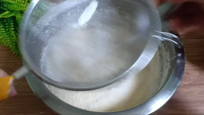 Thêm bột mì vào hỗn hợp, trộn đều đến khi mịn. (299.39)
