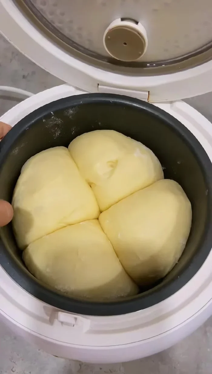 Bật nút nấu (nút đỏ) khoảng 6 phút, nồi sẽ tự chuyển sang nút giữ ấm (nút xanh).