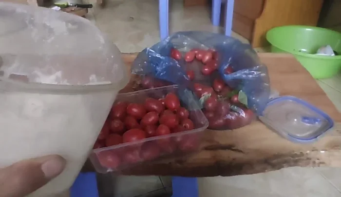 Rửa sạch quả nhót. (127.159)