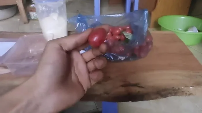 Chọn quả nhót chín, bỏ vào tô (1.189)