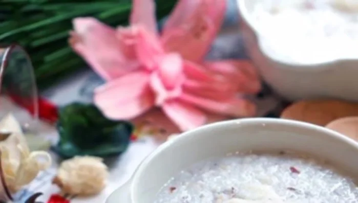 Nấu bột gạo với nước, khuấy đều tay trên lửa nhỏ đến khi chín (101.8). Nêm nếm vừa khẩu vị (106).
