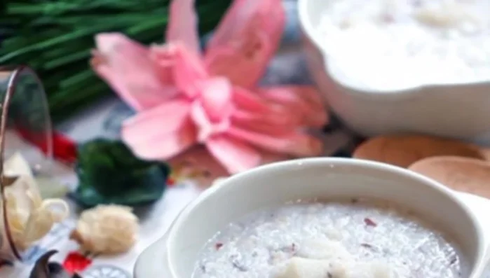 Cho óc heo đã chín vào cháo, đánh nhỏ hoặc để nguyên tùy thích (108.09). Đun sôi lại (112.89).