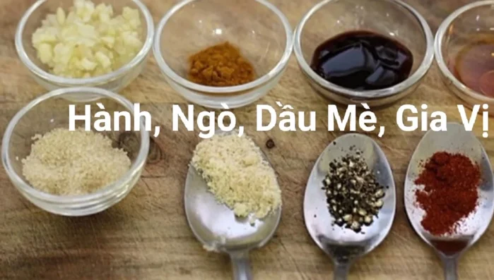 Rửa sạch óc heo với muối trắng, loại bỏ hết màng máu để khử mùi tanh (93.399). Ướp với một ít bột nêm (96.88).
