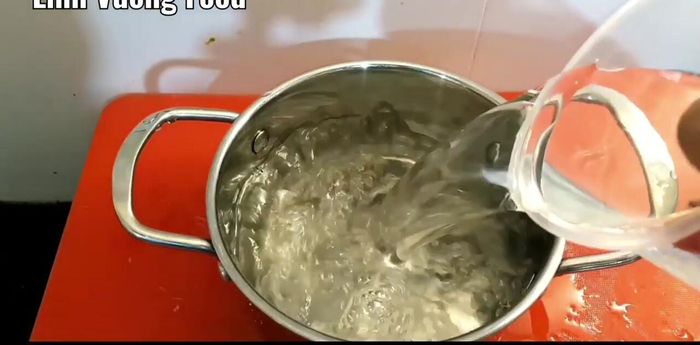 Đun sôi hỗn hợp nước đường: Cho 1 lít nước và 250g đường vào nồi, đun sôi ở 100 độ C.