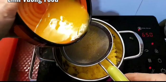 Để hỗn hợp sữa nguội bớt, sau đó cho vào hũ/lọ, đậy kín. Ủ trong tủ lạnh 8 tiếng.