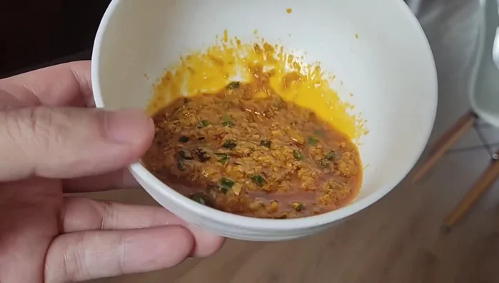 Trộn đều gạch cua đã trưng với hành phi thơm.