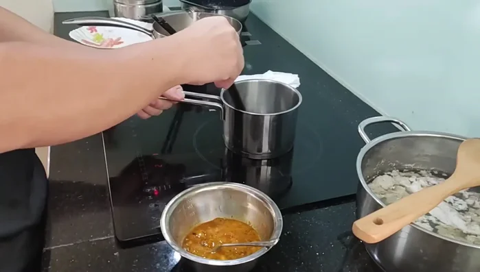 Cho gạch cua vào chảo, trưng với một ít mỡ, nước mắm và hạt tiêu cho thơm.