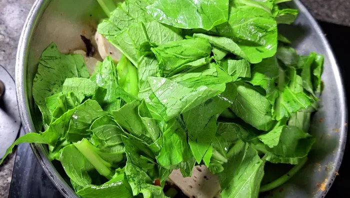 Cho phần lá cải ngọt vào xào chung.