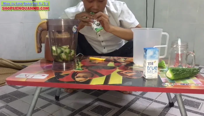 Cho sữa tươi vào máy xay (235.64)