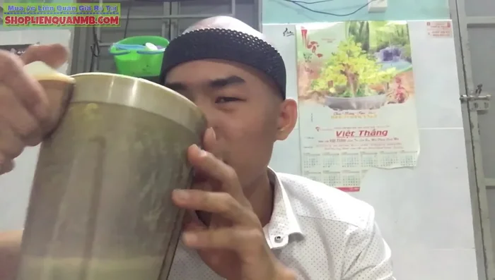 Đổ sinh tố ra ly và thưởng thức (360.84)