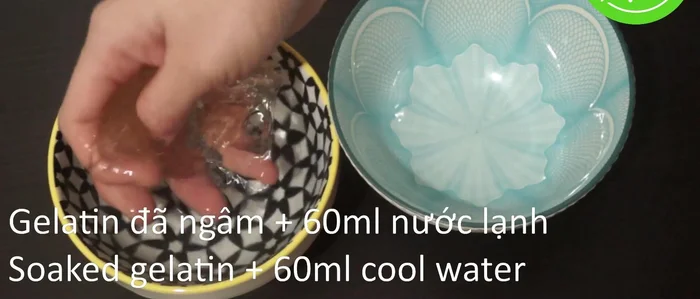 Cho gelatin đã ngâm mềm vào lò vi sóng quay cùng 60ml nước cho đến khi tan chảy. (133.77)