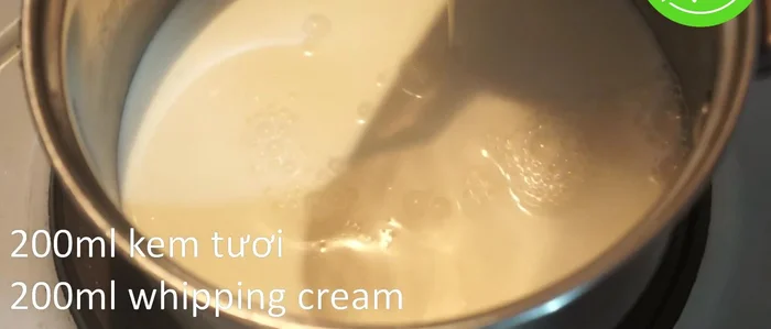 Làm thạch sữa: Trộn đều 200ml sữa, 200ml kem tươi và 30g đường. (232.65)
