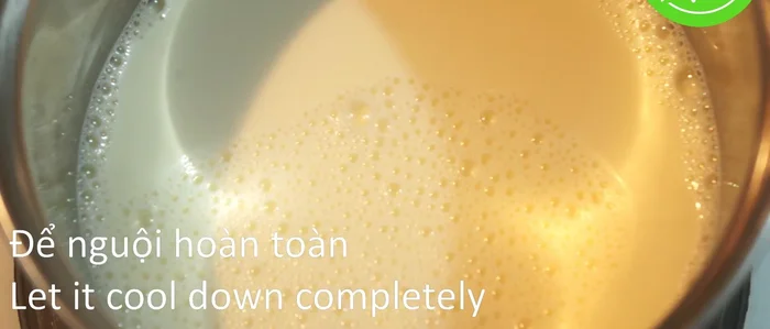 Để nguội hoàn toàn hỗn hợp thạch sữa trước khi đổ lên lớp thạch xoài đã đông. (297.11)