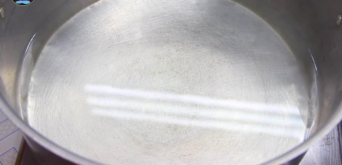 Nấu nước dùng: Cho xương heo, gừng, sả vào nồi nước sôi, đun khoảng 5 phút.