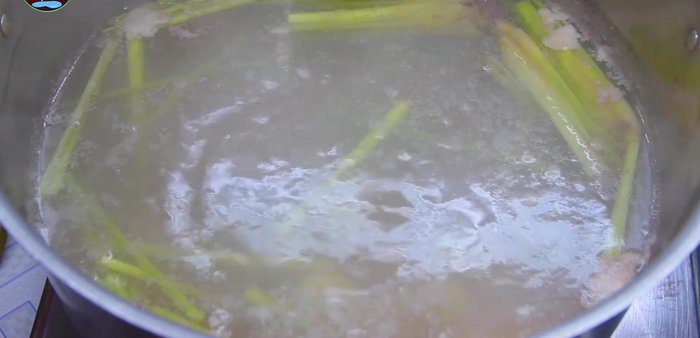 Thêm thịt dê vào nước dùng, đun 5 phút rồi vớt ra rửa lại cho sạch bọt.