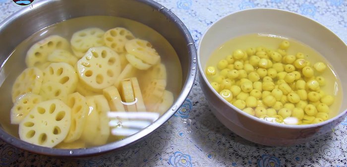 Luộc củ sen và hạt sen: Luộc củ sen khoảng 20 phút, sau đó cho hạt sen vào luộc cùng cho đến khi chín mềm.