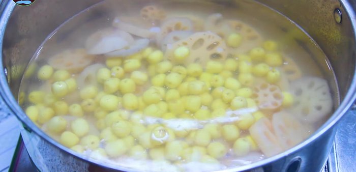 Xào khoai môn: Xào khoai môn với dầu ăn.