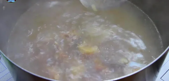 Hầm thịt dê: Cho thịt dê đã xào vào nồi nước dùng, thêm sả, gói gia vị lẩu dê, đun nhỏ lửa khoảng 1 tiếng.