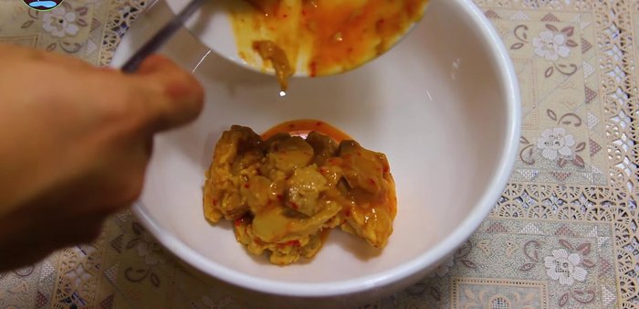 Làm nước chấm: Trộn chao đỏ, sữa tươi, bột ngọt, đường, nước cốt chanh theo tỷ lệ vừa ý.