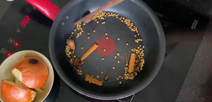 Chuẩn bị túi gia vị: Cho hành tây, gừng nướng, sả, thảo quả, hạt ngò, quế, hoa hồi vào túi lưới.