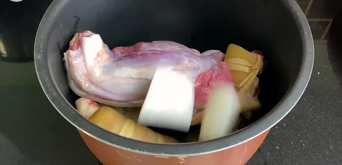 Nấu bò trong nồi áp suất: Cho gân bò, ba chỉ bò, bắp bò, củ cải trắng, hành tây nướng, gừng nướng, túi gia vị vào nồi áp suất. Thêm 3 lít nước, 2 muỗng cà phê muối, 3 muỗng cà phê hạt nêm, 1 muỗng canh đường phèn. Nấu trong 40 phút.