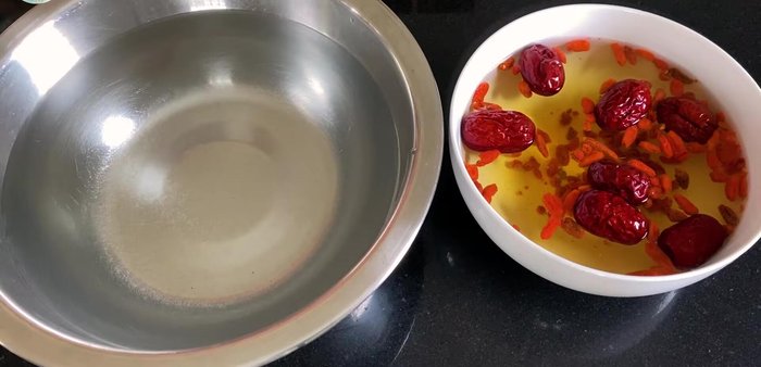 Ngâm kỷ tử và táo tàu: Ngâm kỷ tử và táo tàu với nước.