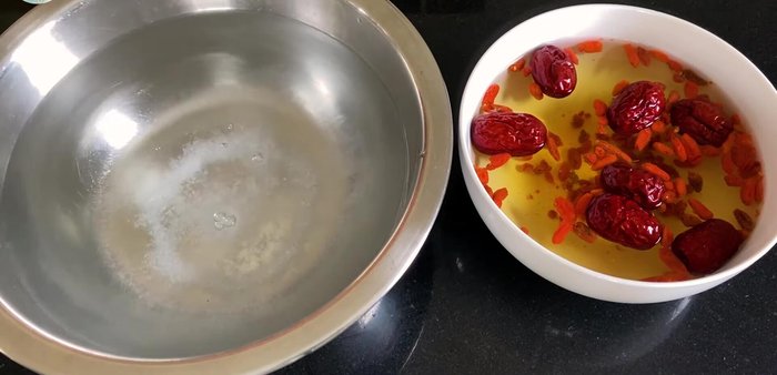 Sơ chế khoai môn: Gọt vỏ khoai môn, ngâm nước muối, rửa sạch, để ráo rồi chiên vàng nhẹ.
