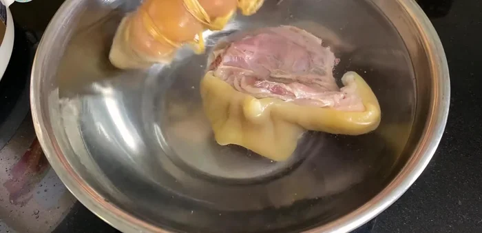 Lấy bò ra khỏi nồi áp suất, ngâm vào nước lạnh 3 phút để giữ màu.