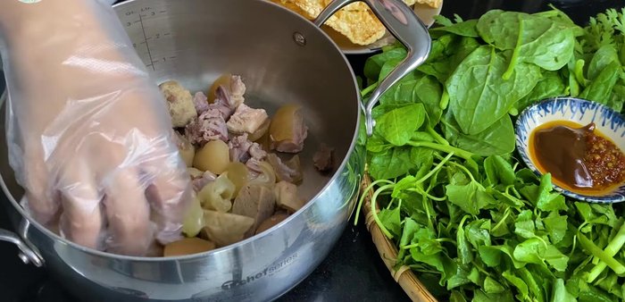 Sắp xếp nguyên liệu: Cho bò, khoai môn, củ cải trắng, hành tây vào nồi lẩu. Thêm nước lẩu, kỷ tử, táo tàu.