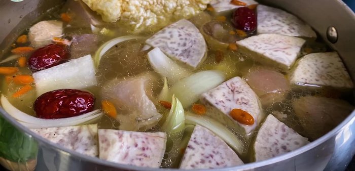 Thưởng thức: Nấu sôi lẩu, thêm rau và các nguyên liệu khác, thưởng thức cùng bún hoặc mì.