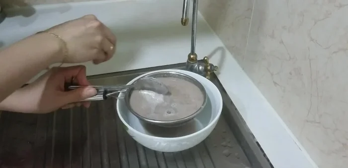 Lọc ghẹ: Lọc hỗn hợp ghẹ đã xay để loại bỏ phần bã.