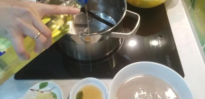 Phi hành: Cho 1 muỗng canh dầu ăn vào nồi, phi thơm hành băm.