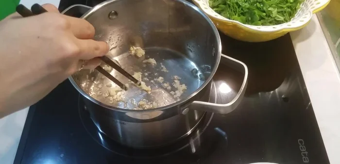 Xào ghẹ: Cho hỗn hợp ghẹ đã xay vào nồi, đảo đều cho đến khi ghẹ săn lại, không còn mùi tanh.