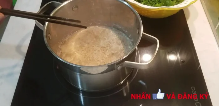 Đun sôi: Đổ nước sôi vào nồi, đun sôi.