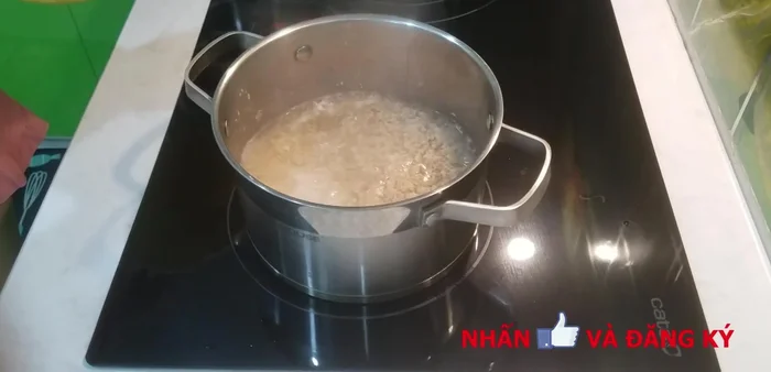 Thêm rau mồng tơi: Cho rau mồng tơi vào nồi canh đang sôi, đun cho đến khi rau chín mềm (không đun quá lâu).