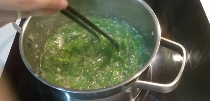 Tắt bếp: Tắt bếp khi canh sôi.