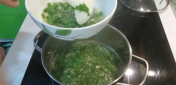 Múc canh ra bát và thưởng thức.