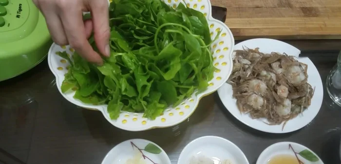 Chọn rau mồng tơi: Lấy phần ngọn và lá tươi ngon.